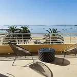 T3 Lumineux Traversant Totalement Neuf En Face De La Front De Vue Sur Les Iles Vue Panoramique Assuree De La Centre Du Lavandou 3eme Etage Avec Ascenseur T3 Le Lavandou