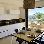 T3 Lumineux Traversant Totalement Neuf En Face De La Front De Vue Sur Les Iles Vue Panoramique Assuree De La Centre Du Lavandou 3eme Etage Avec Ascenseur T3 Le Lavandou