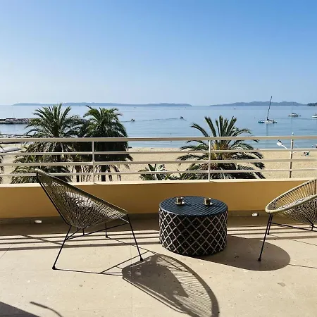 T3 Lumineux Traversant Totalement Neuf En Face De La Front De Vue Sur Les Iles Vue Panoramique Assuree De La Centre Du Lavandou 3eme Etage Avec Ascenseur T3 لو لا فاندو