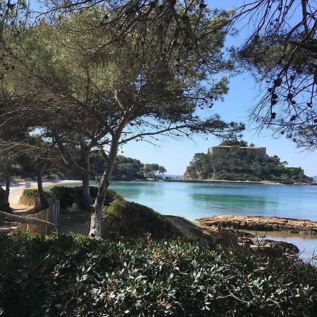 شقة T3 Lumineux Traversant Totalement Neuf En Face De La Front De Vue Sur Les Iles Vue Panoramique Assuree De La Centre Du Lavandou 3eme Etage Avec Ascenseur T3
