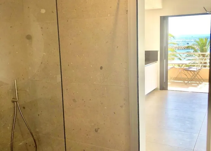 Lägenhet T3 Lumineux Traversant Totalement Neuf En Face De La Front De Vue Sur Les Iles Vue Panoramique Assuree De La Centre Du Lavandou 3eme Etage Avec Ascenseur T3