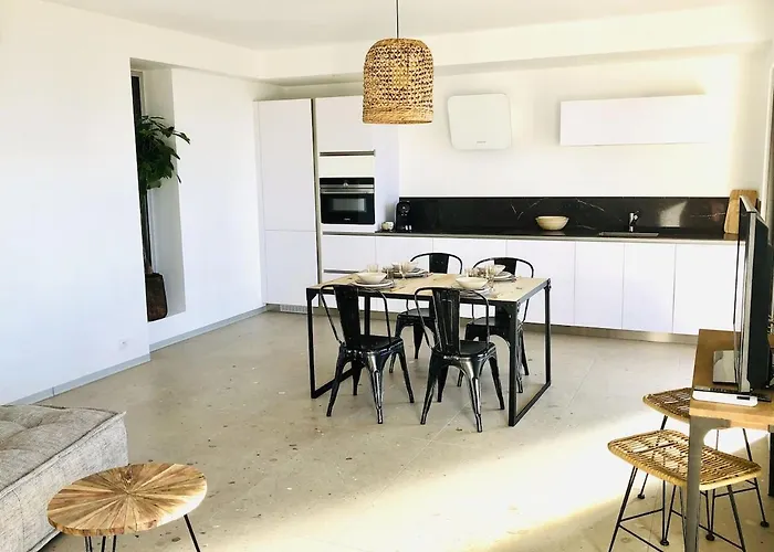 T3 Lumineux Traversant Totalement Neuf En Face De La Front De Vue Sur Les Iles Vue Panoramique Assuree De La Centre Du Lavandou 3eme Etage Avec Ascenseur T3