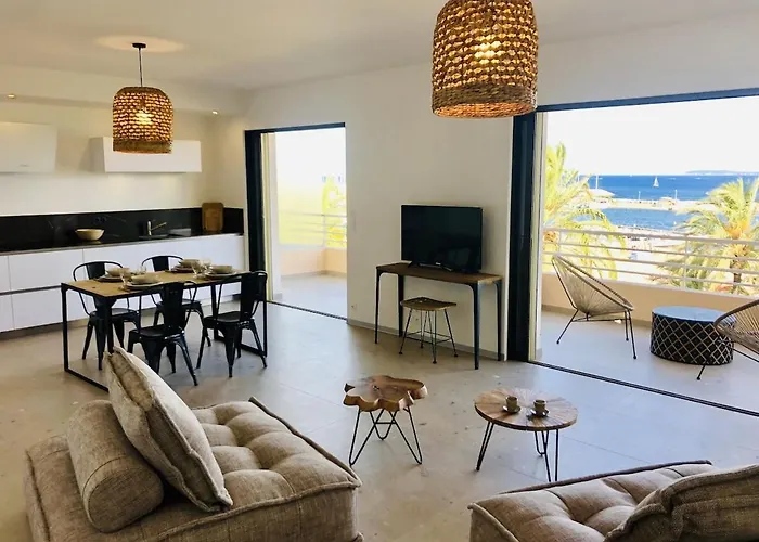 Lägenhet T3 Lumineux Traversant Totalement Neuf En Face De La Front De Vue Sur Les Iles Vue Panoramique Assuree De La Centre Du Lavandou 3eme Etage Avec Ascenseur T3