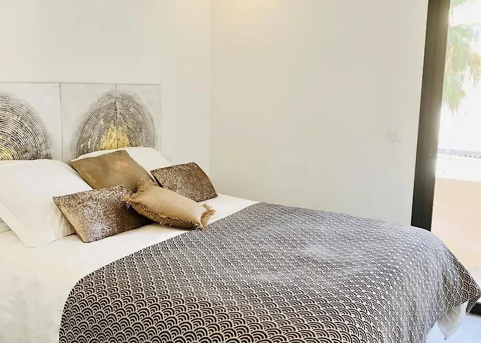 Lägenhet T3 Lumineux Traversant Totalement Neuf En Face De La Front De Vue Sur Les Iles Vue Panoramique Assuree De La Centre Du Lavandou 3eme Etage Avec Ascenseur T3 Le Lavandou