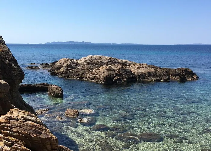 T3 Lumineux Traversant Totalement Neuf En Face De La Front De Vue Sur Les Iles Vue Panoramique Assuree De La Centre Du Lavandou 3eme Etage Avec Ascenseur T3