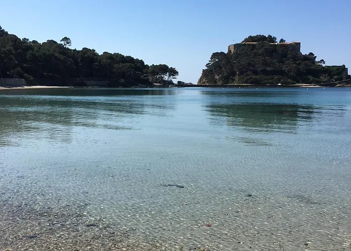 Lägenhet T3 Lumineux Traversant Totalement Neuf En Face De La Front De Vue Sur Les Iles Vue Panoramique Assuree De La Centre Du Lavandou 3eme Etage Avec Ascenseur T3