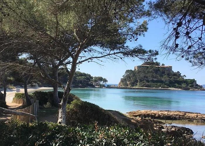 Lägenhet T3 Lumineux Traversant Totalement Neuf En Face De La Front De Vue Sur Les Iles Vue Panoramique Assuree De La Centre Du Lavandou 3eme Etage Avec Ascenseur T3