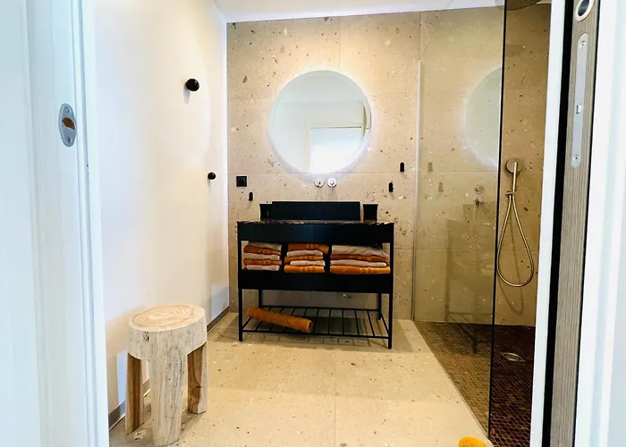 Lägenhet T3 Lumineux Traversant Totalement Neuf En Face De La Front De Vue Sur Les Iles Vue Panoramique Assuree De La Centre Du Lavandou 3eme Etage Avec Ascenseur T3 *