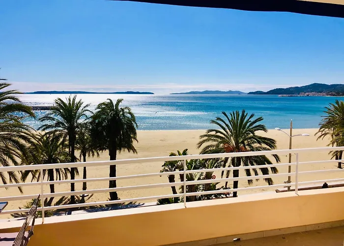 Lägenhet T3 Lumineux Traversant Totalement Neuf En Face De La Front De Vue Sur Les Iles Vue Panoramique Assuree De La Centre Du Lavandou 3eme Etage Avec Ascenseur T3