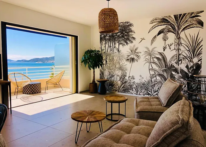 T3 Lumineux Traversant Totalement Neuf En Face De La Front De Vue Sur Les Iles Vue Panoramique Assuree De La Centre Du Lavandou 3eme Etage Avec Ascenseur T3