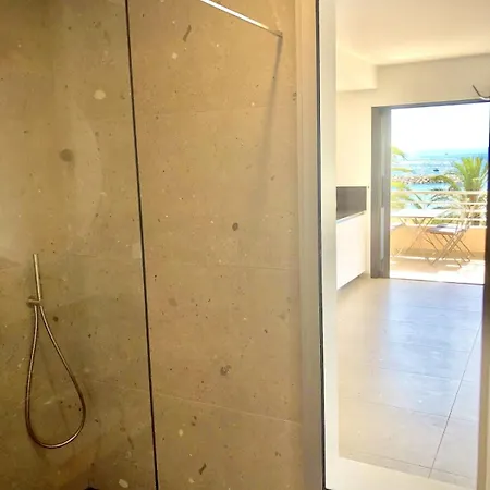 아파트 T3 Lumineux Traversant Totalement Neuf En Face De La Front De Vue Sur Les Iles Vue Panoramique Assuree De La Centre Du Lavandou 3eme Etage Avec Ascenseur T3