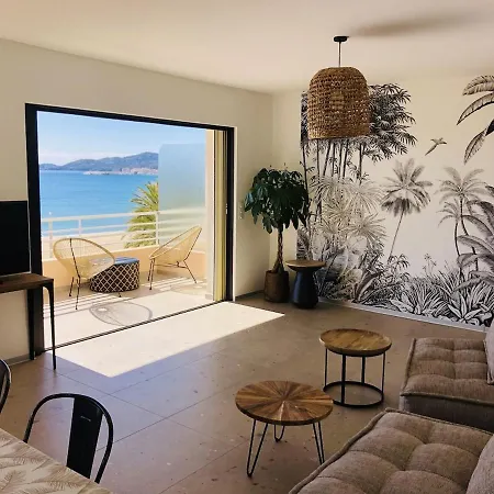 아파트 T3 Lumineux Traversant Totalement Neuf En Face De La Front De Vue Sur Les Iles Vue Panoramique Assuree De La Centre Du Lavandou 3eme Etage Avec Ascenseur T3