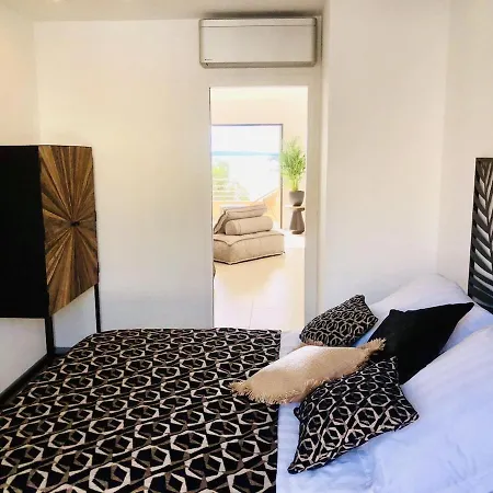 T3 Lumineux Traversant Totalement Neuf En Face De La Front De Vue Sur Les Iles Vue Panoramique Assuree De La Centre Du Lavandou 3eme Etage Avec Ascenseur T3