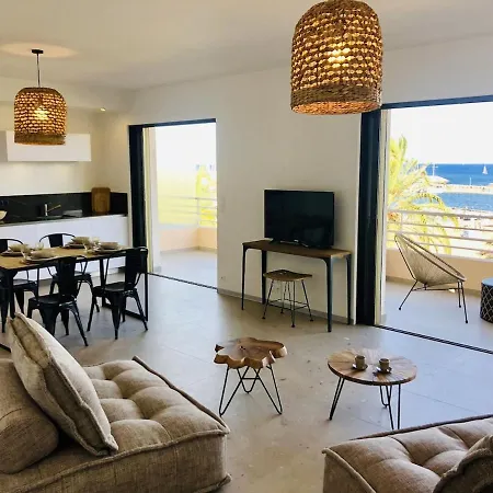 아파트 T3 Lumineux Traversant Totalement Neuf En Face De La Front De Vue Sur Les Iles Vue Panoramique Assuree De La Centre Du Lavandou 3eme Etage Avec Ascenseur T3