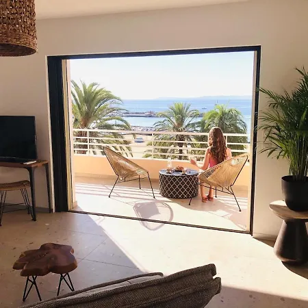 아파트 T3 Lumineux Traversant Totalement Neuf En Face De La Front De Vue Sur Les Iles Vue Panoramique Assuree De La Centre Du Lavandou 3eme Etage Avec Ascenseur T3 *