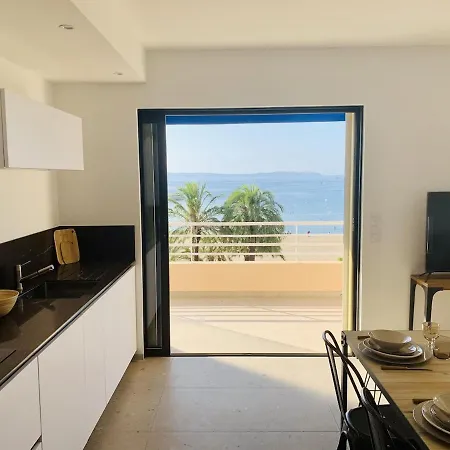 아파트 T3 Lumineux Traversant Totalement Neuf En Face De La Front De Vue Sur Les Iles Vue Panoramique Assuree De La Centre Du Lavandou 3eme Etage Avec Ascenseur T3