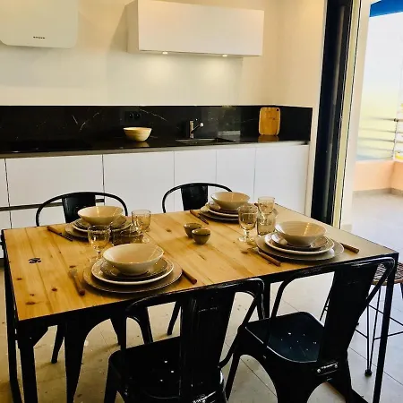 شقة T3 Lumineux Traversant Totalement Neuf En Face De La Front De Vue Sur Les Iles Vue Panoramique Assuree De La Centre Du Lavandou 3eme Etage Avec Ascenseur T3