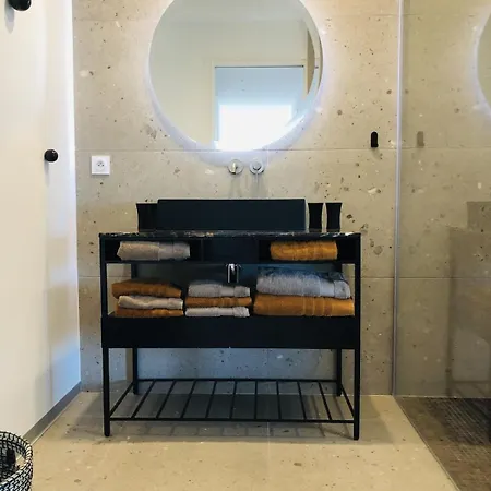 Apartman T3 Lumineux Traversant Totalement Neuf En Face De La Front De Vue Sur Les Iles Vue Panoramique Assuree De La Centre Du Lavandou 3eme Etage Avec Ascenseur T3