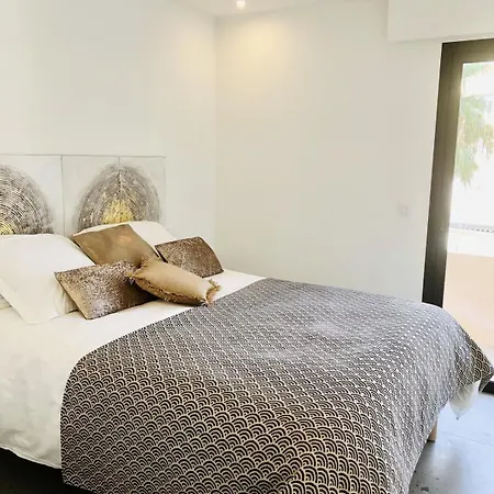 Apartman T3 Lumineux Traversant Totalement Neuf En Face De La Front De Vue Sur Les Iles Vue Panoramique Assuree De La Centre Du Lavandou 3eme Etage Avec Ascenseur T3 Le Lavandou