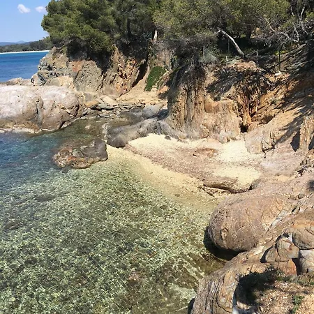 Apartman T3 Lumineux Traversant Totalement Neuf En Face De La Front De Vue Sur Les Iles Vue Panoramique Assuree De La Centre Du Lavandou 3eme Etage Avec Ascenseur T3