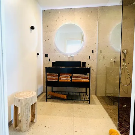 شقة T3 Lumineux Traversant Totalement Neuf En Face De La Front De Vue Sur Les Iles Vue Panoramique Assuree De La Centre Du Lavandou 3eme Etage Avec Ascenseur T3 *