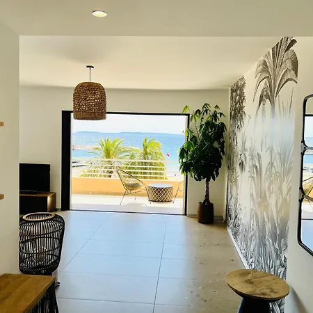 T3 Lumineux Traversant Totalement Neuf En Face De La Front De Vue Sur Les Iles Vue Panoramique Assuree De La Centre Du Lavandou 3eme Etage Avec Ascenseur T3 Le Lavandou