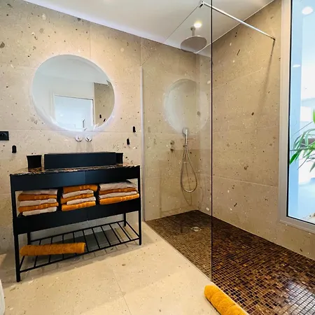 Apartman T3 Lumineux Traversant Totalement Neuf En Face De La Front De Vue Sur Les Iles Vue Panoramique Assuree De La Centre Du Lavandou 3eme Etage Avec Ascenseur T3 Le Lavandou