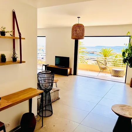 公寓 T3 Lumineux Traversant Totalement Neuf En Face De La Front De Vue Sur Les Iles Vue Panoramique Assuree De La Centre Du Lavandou 3eme Etage Avec Ascenseur T3 *