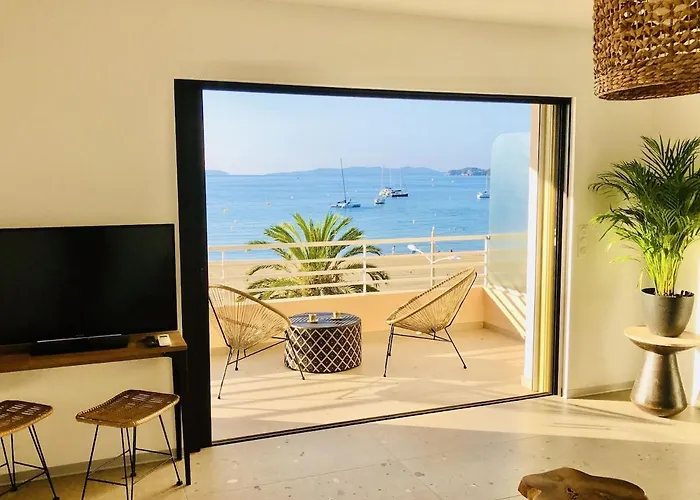 T3 Lumineux Traversant Totalement Neuf En Face De La Front De Vue Sur Les Iles Vue Panoramique Assuree De La Centre Du Lavandou 3eme Etage Avec Ascenseur T3 勒拉旺杜