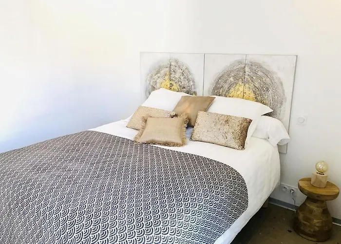 T3 Lumineux Traversant Totalement Neuf En Face De La Front De Vue Sur Les Iles Vue Panoramique Assuree De La Centre Du Lavandou 3eme Etage Avec Ascenseur T3 勒拉旺杜