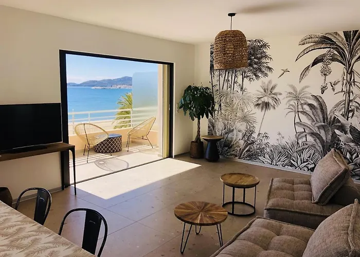 公寓 T3 Lumineux Traversant Totalement Neuf En Face De La Front De Vue Sur Les Iles Vue Panoramique Assuree De La Centre Du Lavandou 3eme Etage Avec Ascenseur T3