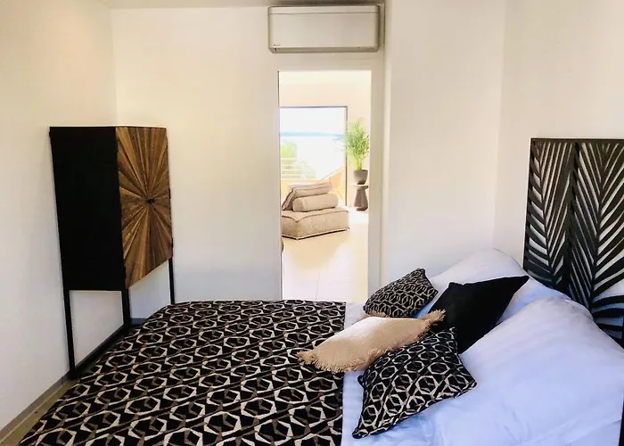 T3 Lumineux Traversant Totalement Neuf En Face De La Front De Vue Sur Les Iles Vue Panoramique Assuree De La Centre Du Lavandou 3eme Etage Avec Ascenseur T3