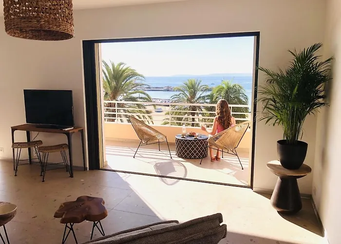 شقة T3 Lumineux Traversant Totalement Neuf En Face De La Front De Vue Sur Les Iles Vue Panoramique Assuree De La Centre Du Lavandou 3eme Etage Avec Ascenseur T3 *