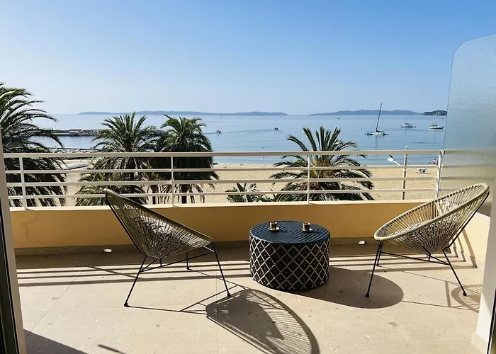 T3 Lumineux Traversant Totalement Neuf En Face De La Front De Vue Sur Les Iles Vue Panoramique Assuree De La Centre Du Lavandou 3eme Etage Avec Ascenseur T3 勒拉旺杜