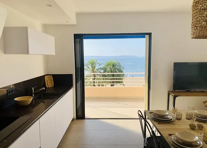 公寓 T3 Lumineux Traversant Totalement Neuf En Face De La Front De Vue Sur Les Iles Vue Panoramique Assuree De La Centre Du Lavandou 3eme Etage Avec Ascenseur T3