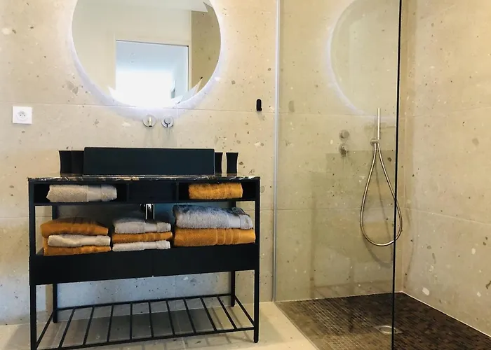 T3 Lumineux Traversant Totalement Neuf En Face De La Front De Vue Sur Les Iles Vue Panoramique Assuree De La Centre Du Lavandou 3eme Etage Avec Ascenseur T3