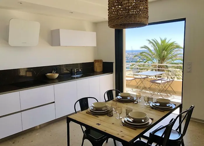 T3 Lumineux Traversant Totalement Neuf En Face De La Front De Vue Sur Les Iles Vue Panoramique Assuree De La Centre Du Lavandou 3eme Etage Avec Ascenseur T3 勒拉旺杜