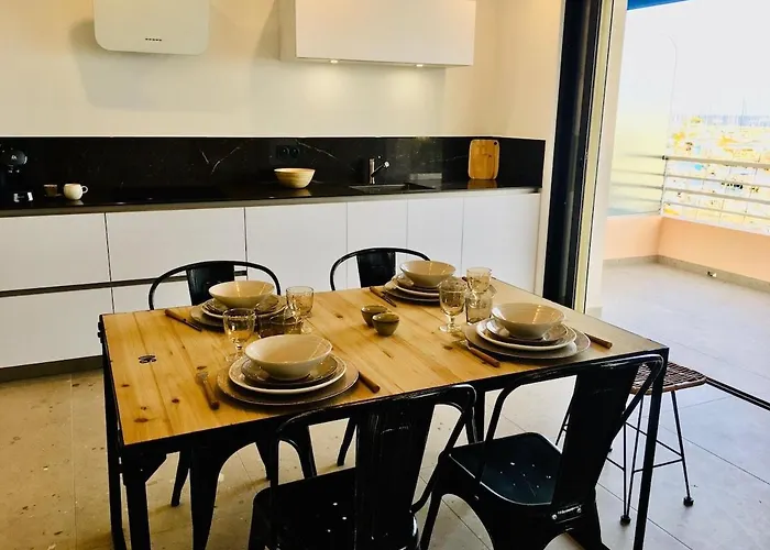 公寓 T3 Lumineux Traversant Totalement Neuf En Face De La Front De Vue Sur Les Iles Vue Panoramique Assuree De La Centre Du Lavandou 3eme Etage Avec Ascenseur T3