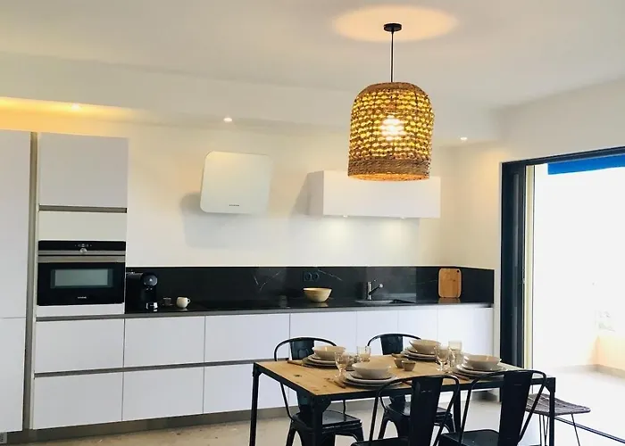 شقة T3 Lumineux Traversant Totalement Neuf En Face De La Front De Vue Sur Les Iles Vue Panoramique Assuree De La Centre Du Lavandou 3eme Etage Avec Ascenseur T3 لو لا فاندو