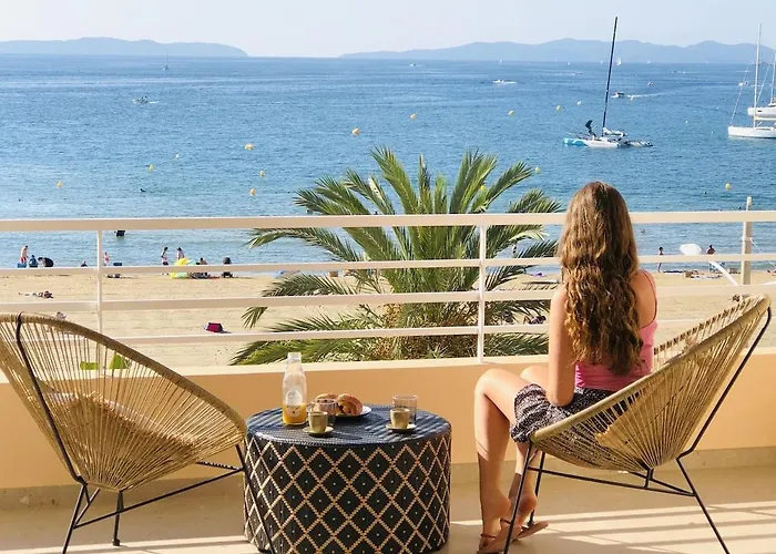 شقة T3 Lumineux Traversant Totalement Neuf En Face De La Front De Vue Sur Les Iles Vue Panoramique Assuree De La Centre Du Lavandou 3eme Etage Avec Ascenseur T3