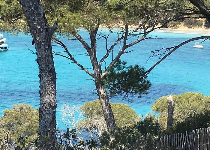 شقة T3 Lumineux Traversant Totalement Neuf En Face De La Front De Vue Sur Les Iles Vue Panoramique Assuree De La Centre Du Lavandou 3eme Etage Avec Ascenseur T3 *