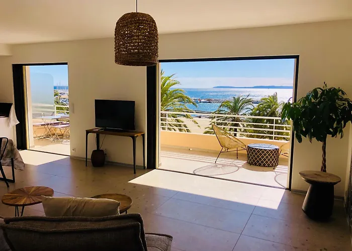 شقة T3 Lumineux Traversant Totalement Neuf En Face De La Front De Vue Sur Les Iles Vue Panoramique Assuree De La Centre Du Lavandou 3eme Etage Avec Ascenseur T3 *