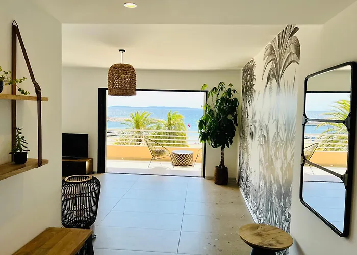 T3 Lumineux Traversant Totalement Neuf En Face De La Front De Vue Sur Les Iles Vue Panoramique Assuree De La Centre Du Lavandou 3eme Etage Avec Ascenseur T3 لو لا فاندو