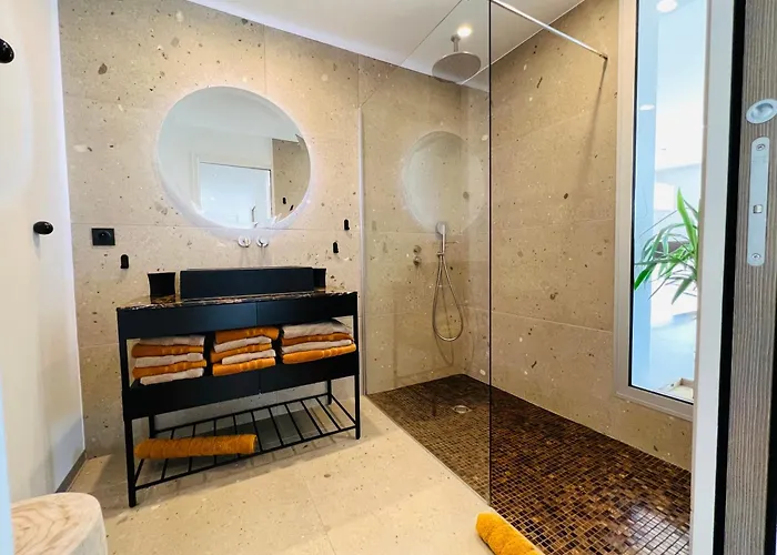 公寓 T3 Lumineux Traversant Totalement Neuf En Face De La Front De Vue Sur Les Iles Vue Panoramique Assuree De La Centre Du Lavandou 3eme Etage Avec Ascenseur T3 勒拉旺杜