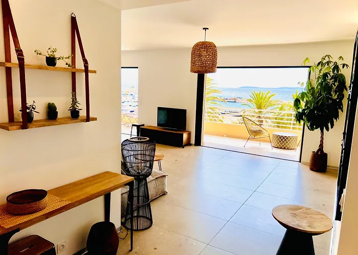 公寓 T3 Lumineux Traversant Totalement Neuf En Face De La Front De Vue Sur Les Iles Vue Panoramique Assuree De La Centre Du Lavandou 3eme Etage Avec Ascenseur T3 *