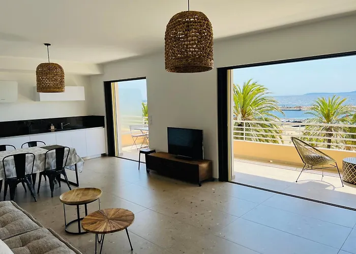 T3 Lumineux Traversant Totalement Neuf En Face De La Front De Vue Sur Les Iles Vue Panoramique Assuree De La Centre Du Lavandou 3eme Etage Avec Ascenseur T3 勒拉旺杜